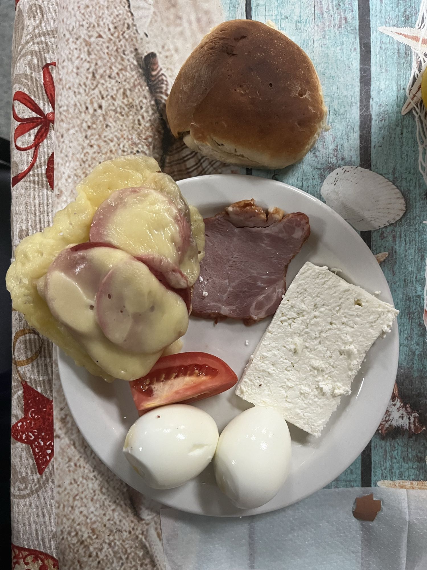 Завтрак с яйцами и сыром