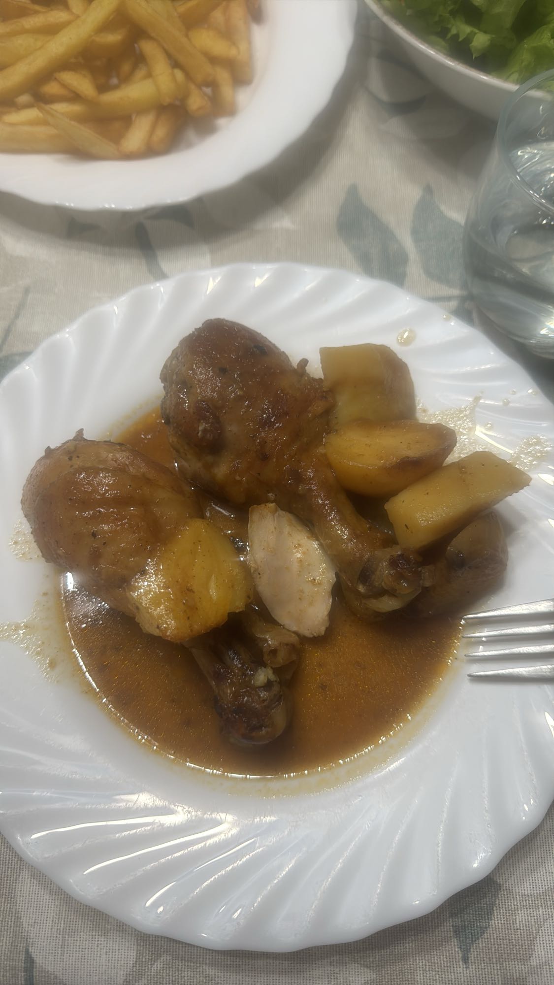Pollo con papas y papas fritas