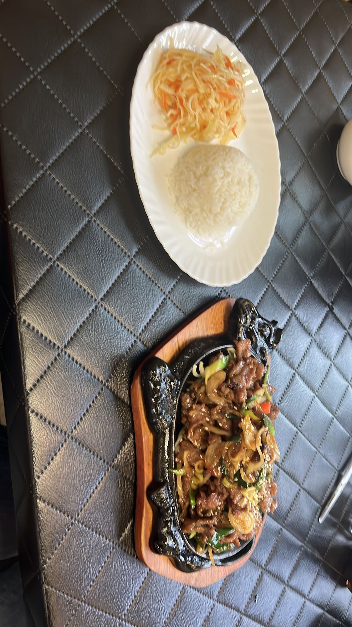 Wołowina z ryżem i surówką