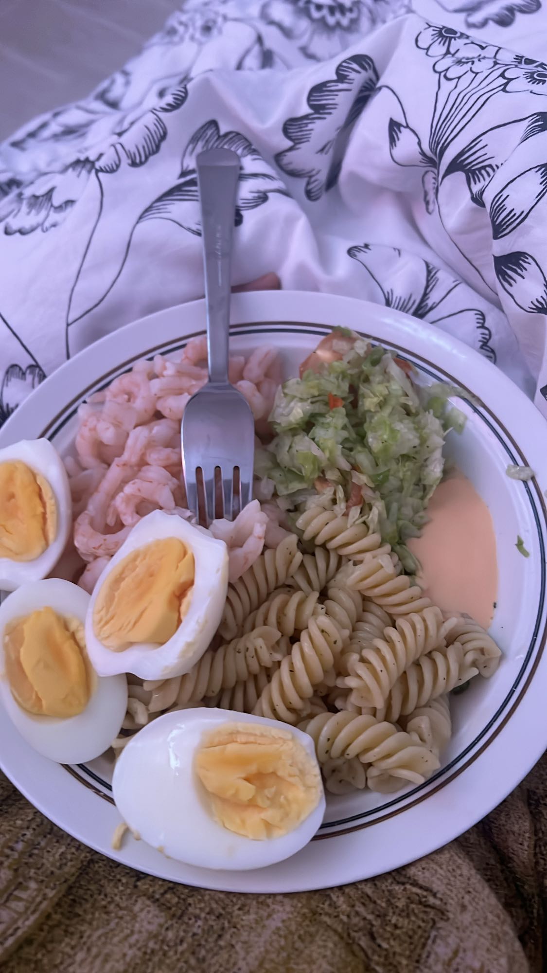Pasta med ägg och räkor