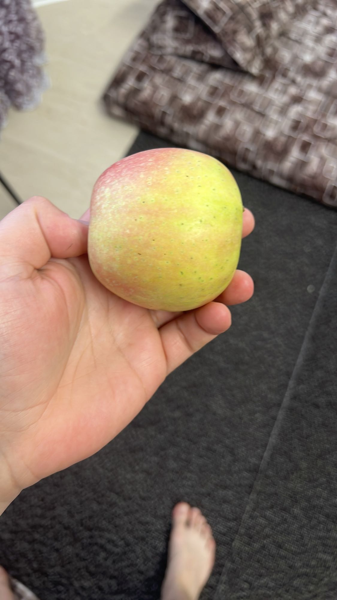 تفاحة متوسطة