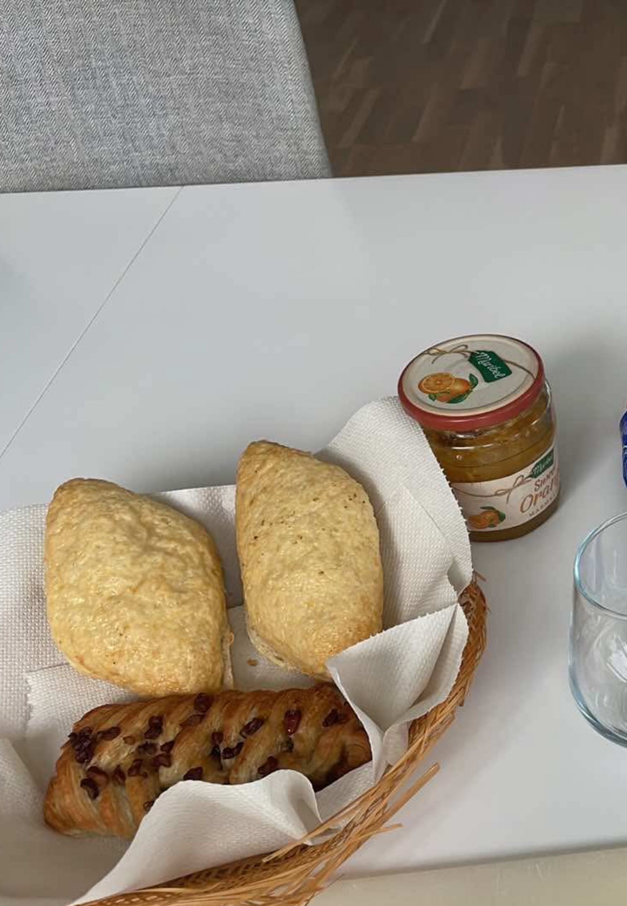 Frukostbröd och marmelad