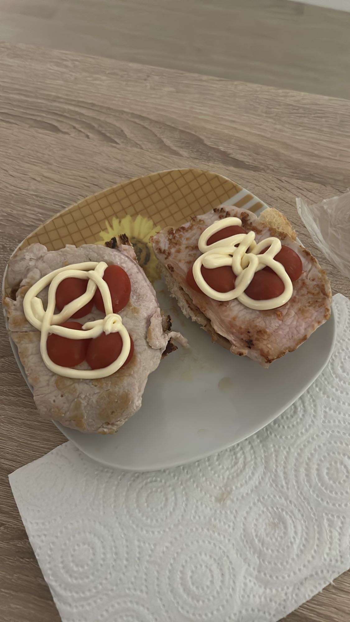 Tostadas con lomo y mayonesa