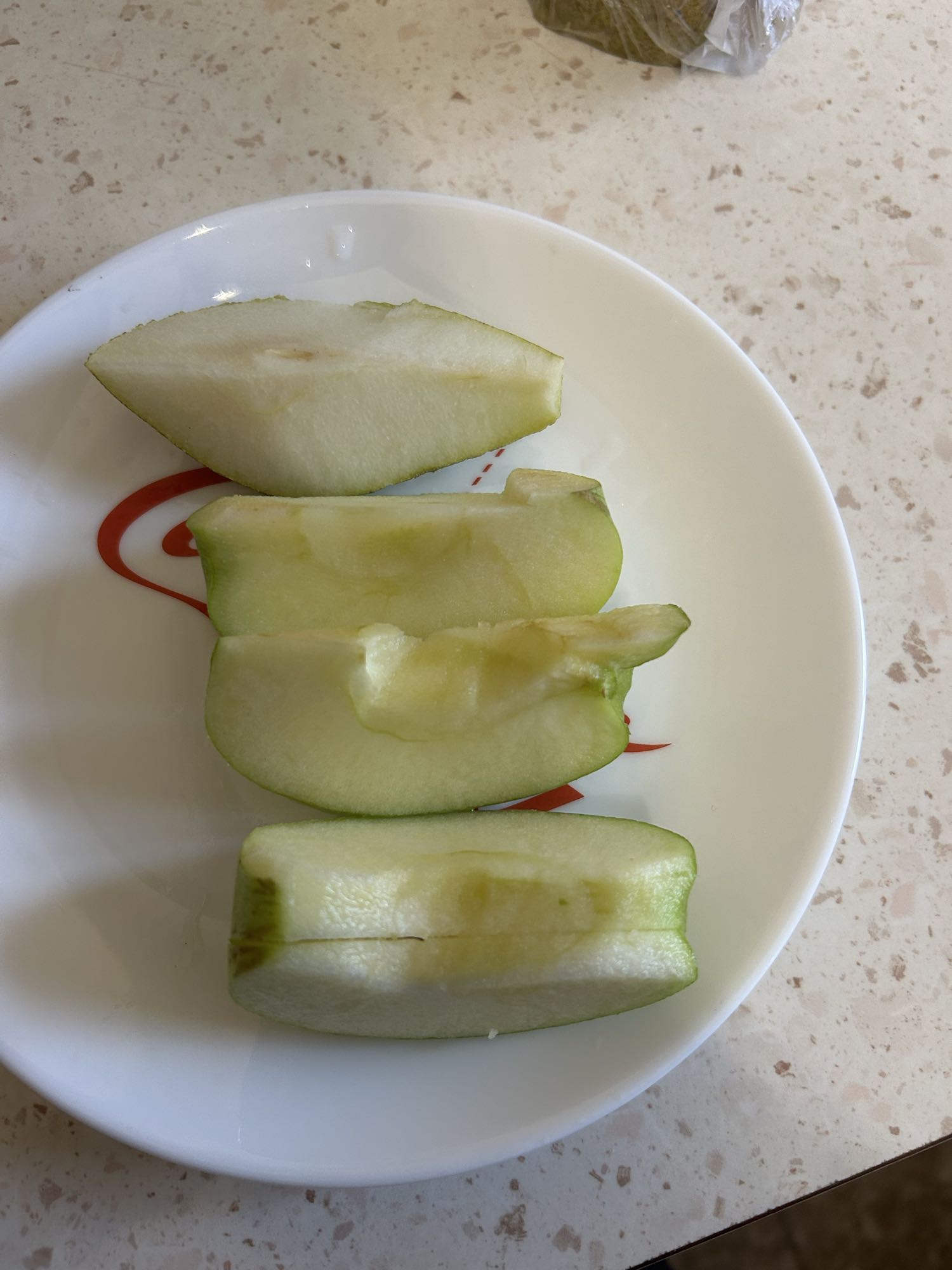 Зеленое яблоко дольками