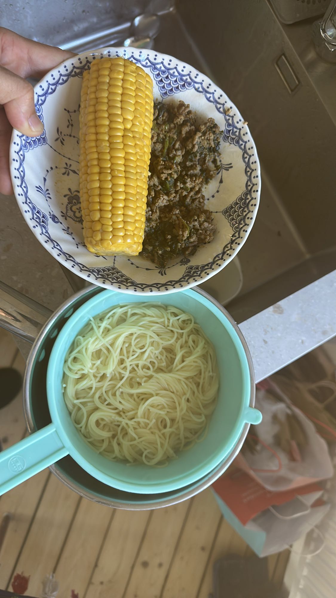 Nudlar med majs och köttfärs