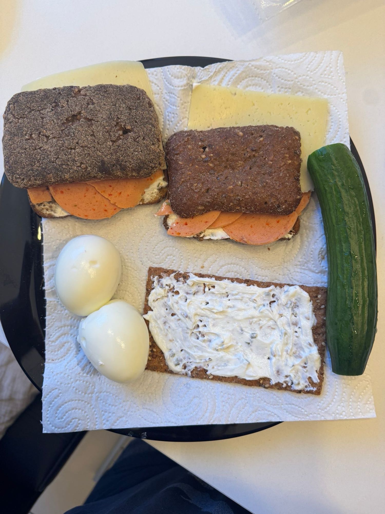 Protein Toast mit Käse, Kräuterquark, Salami, Eiern und Gurke