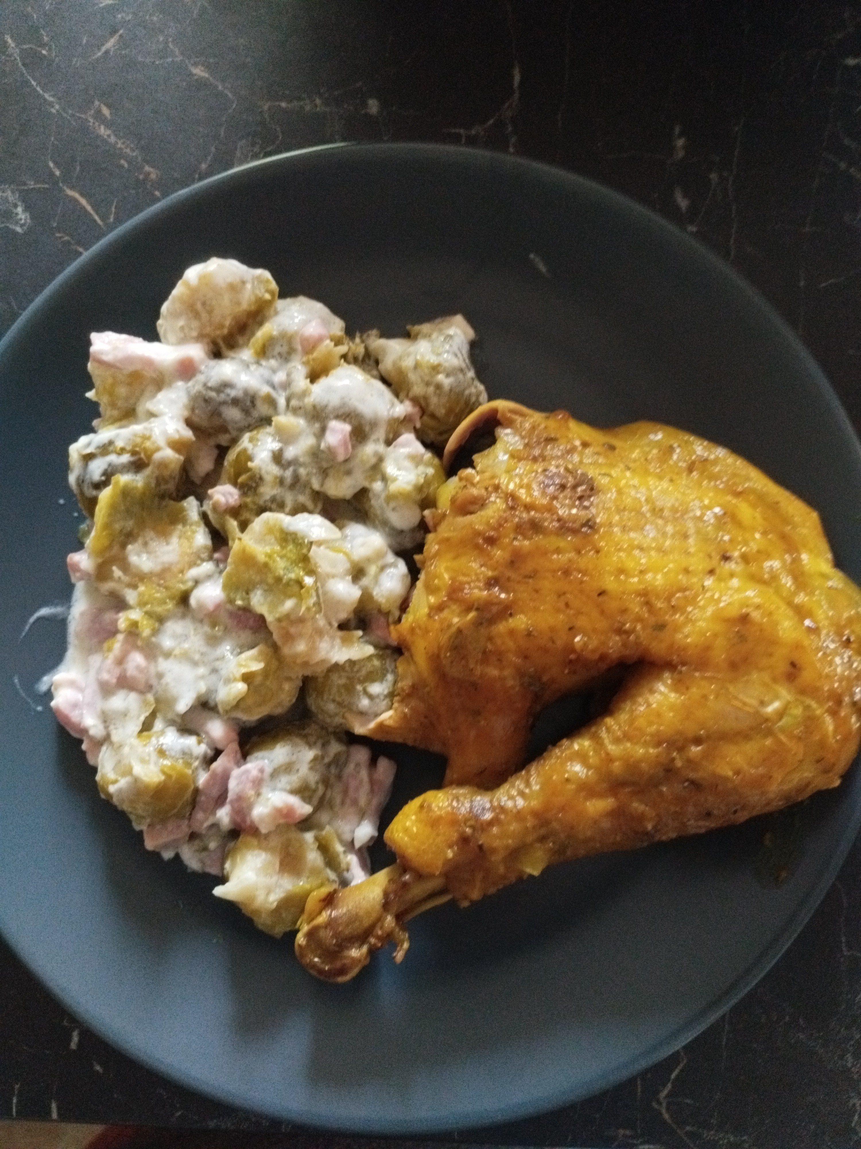 Poulet et salade crémeuse