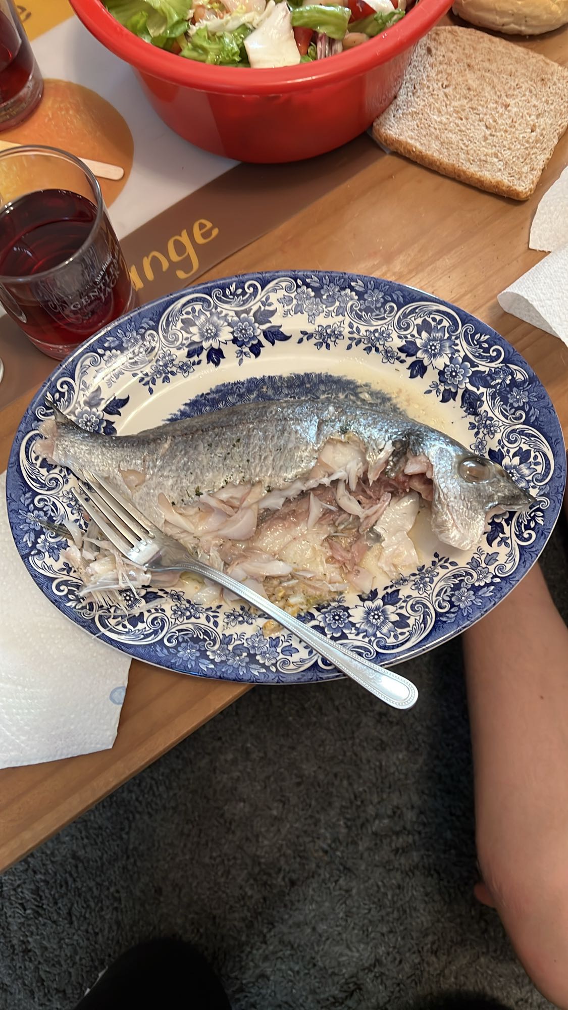 Запечённая рыба с салатом