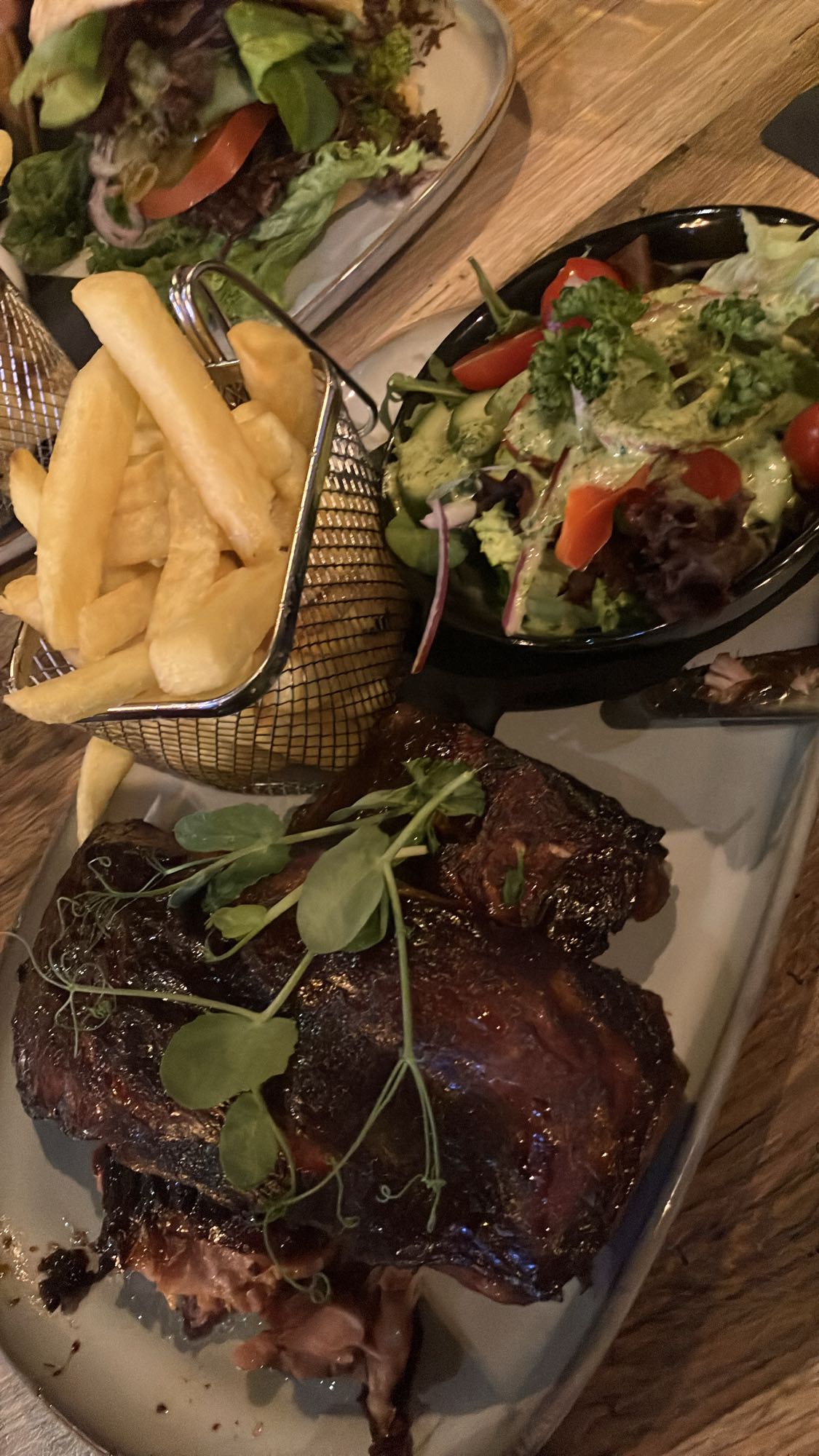 Żeberka z frytkami i sałatką