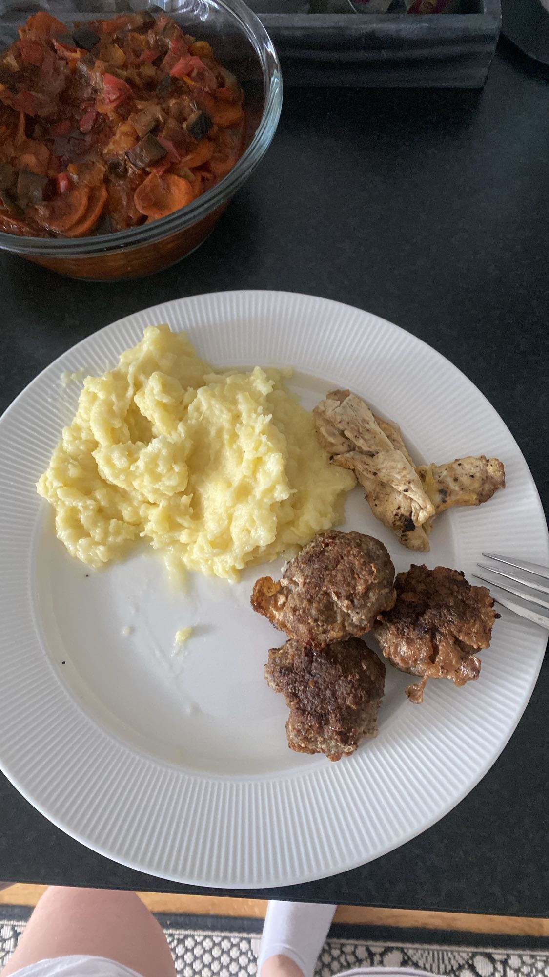 Köttbullar med mos och grönsaker