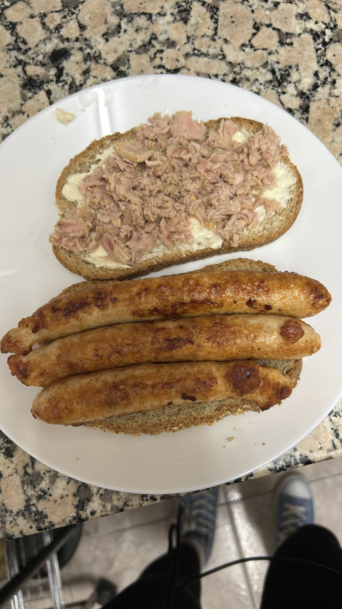 Sándwich de salchicha y atún