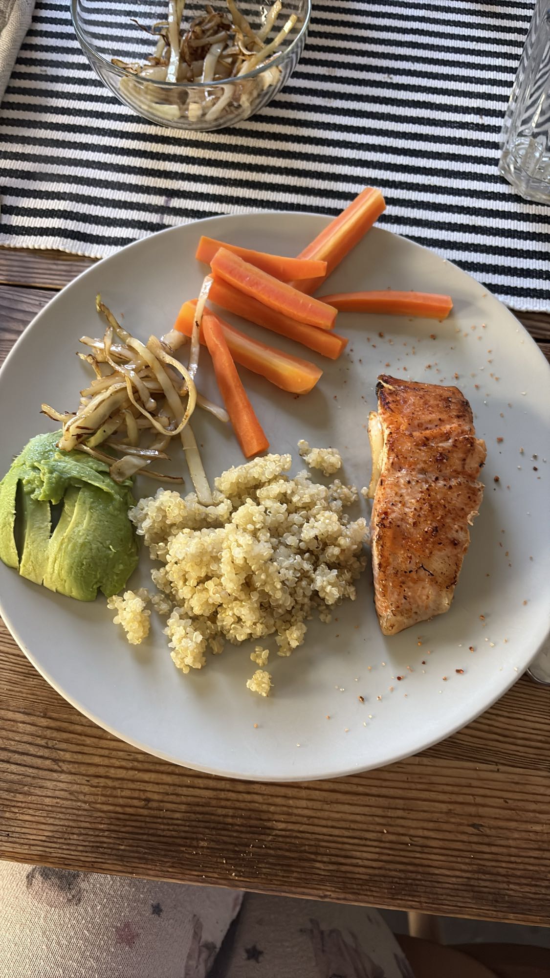 Lax med quinoa och grönsaker
