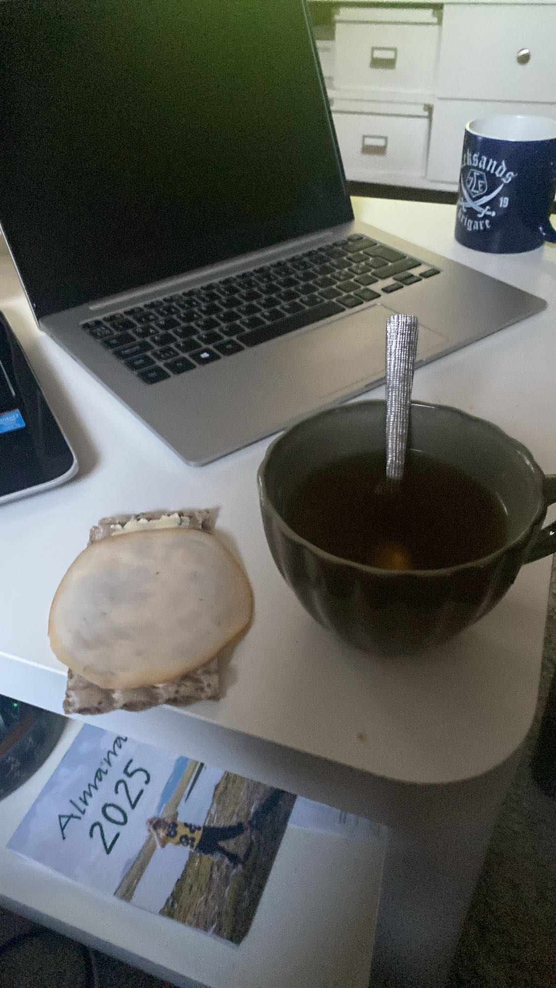 Knäckebröd med pålägg och te