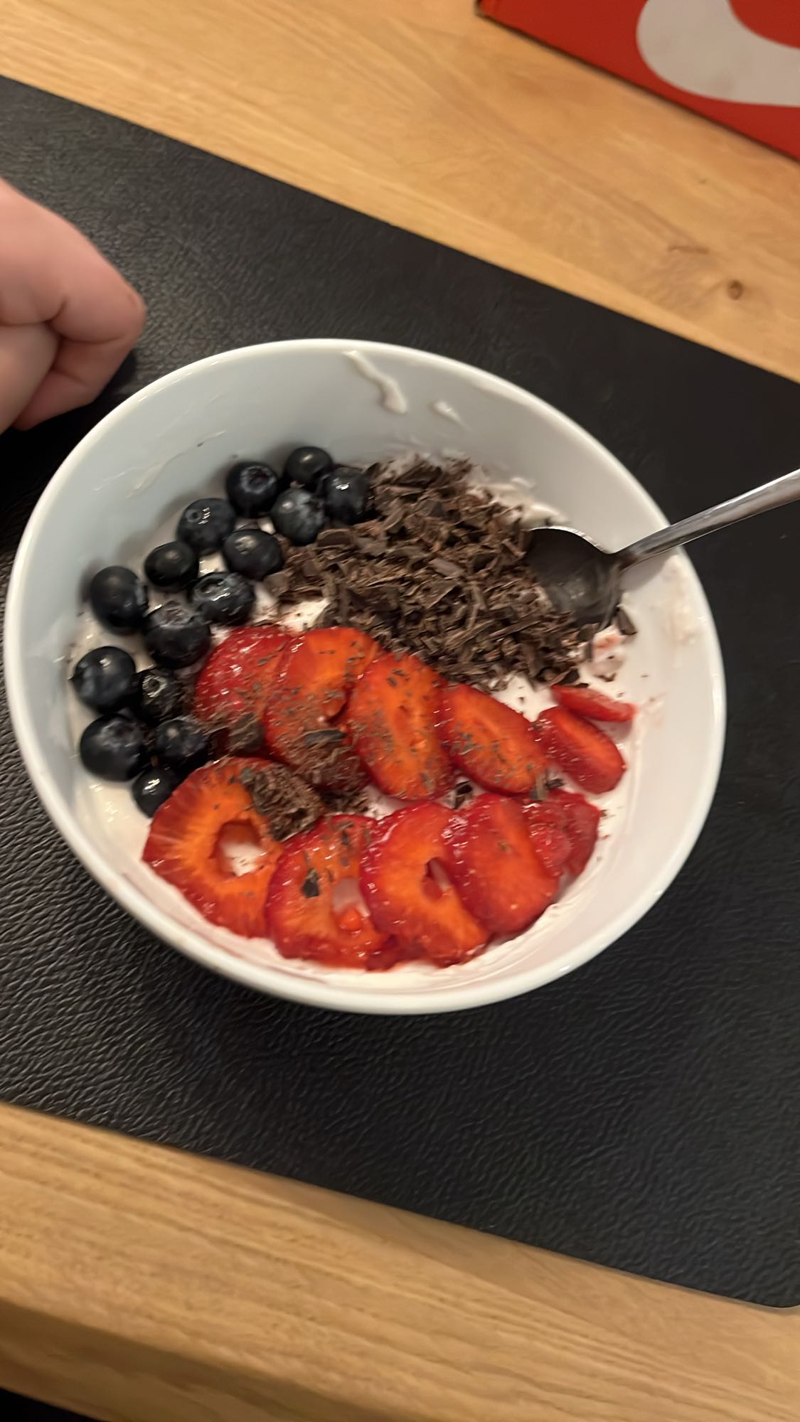 Yogur con frutas y choco