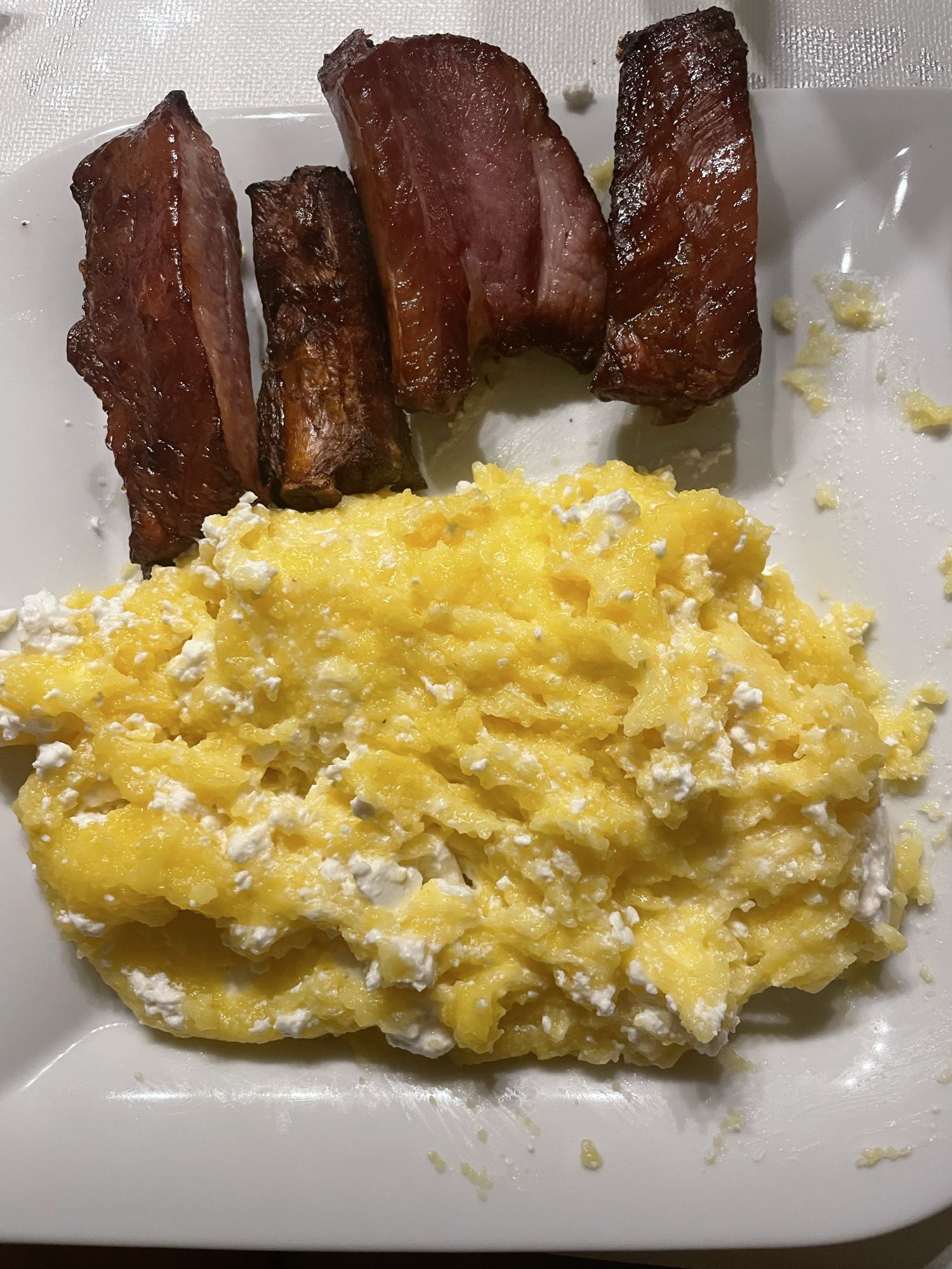 Mămăligă cu brânză și costiță