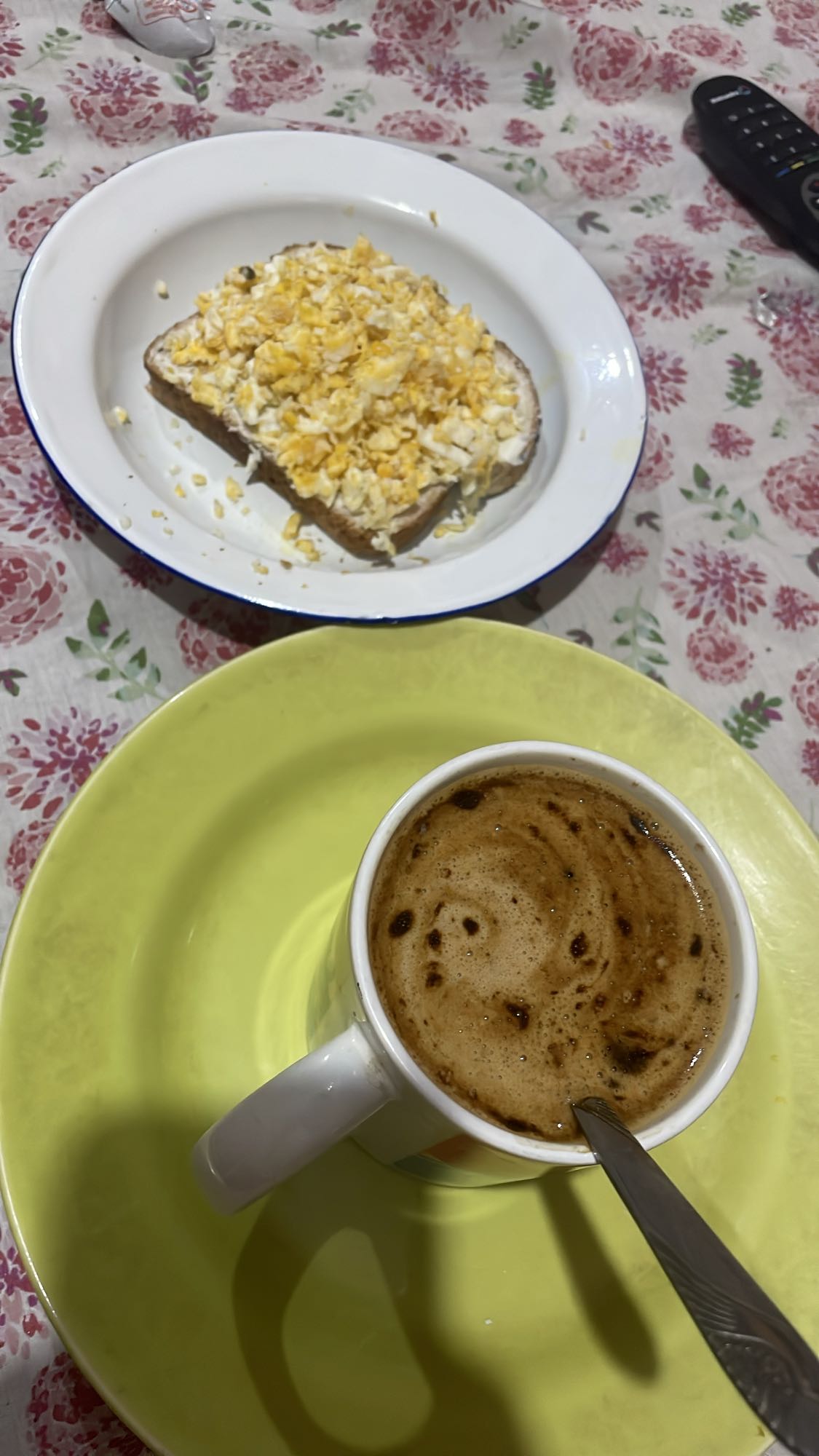 Tostada con huevo y café