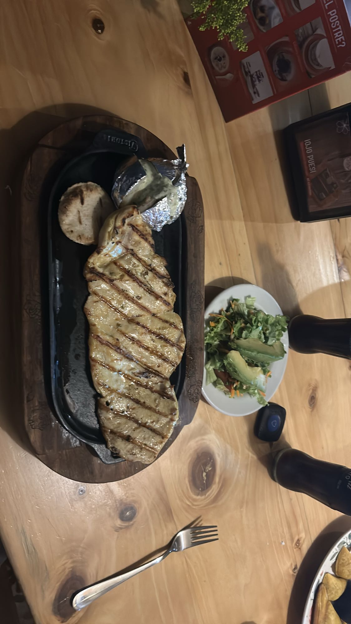 Carne asada con ensalada