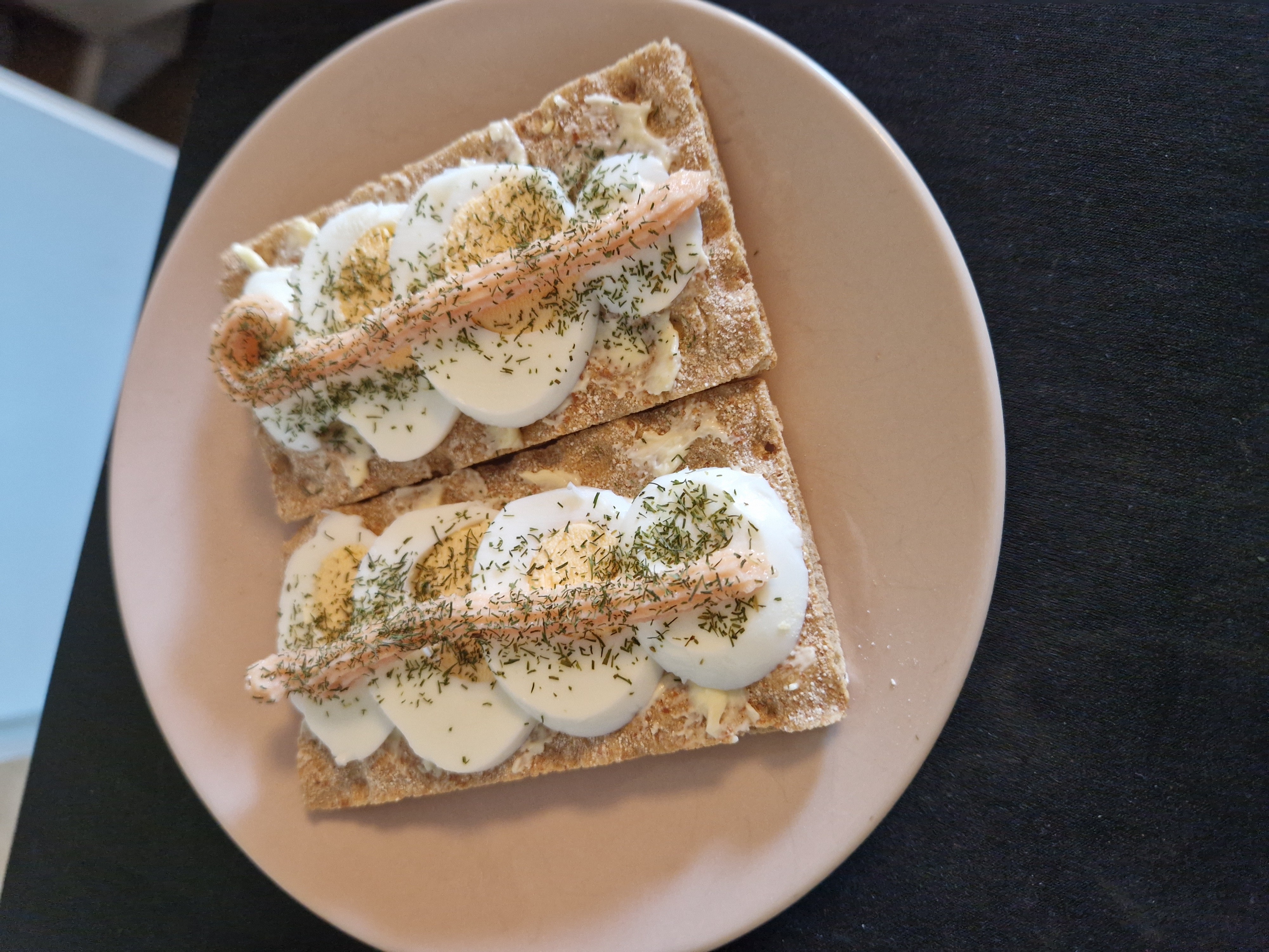 Egg crispbread with roe
