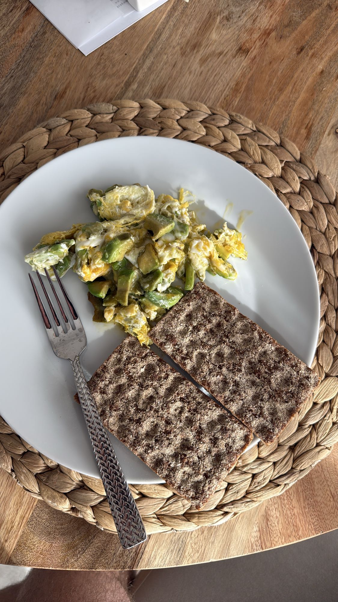 Jajecznica z warzywami i pieczywem chrupkim