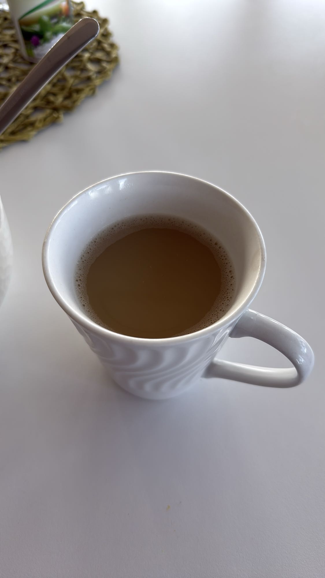 Kopp med te med mjölk