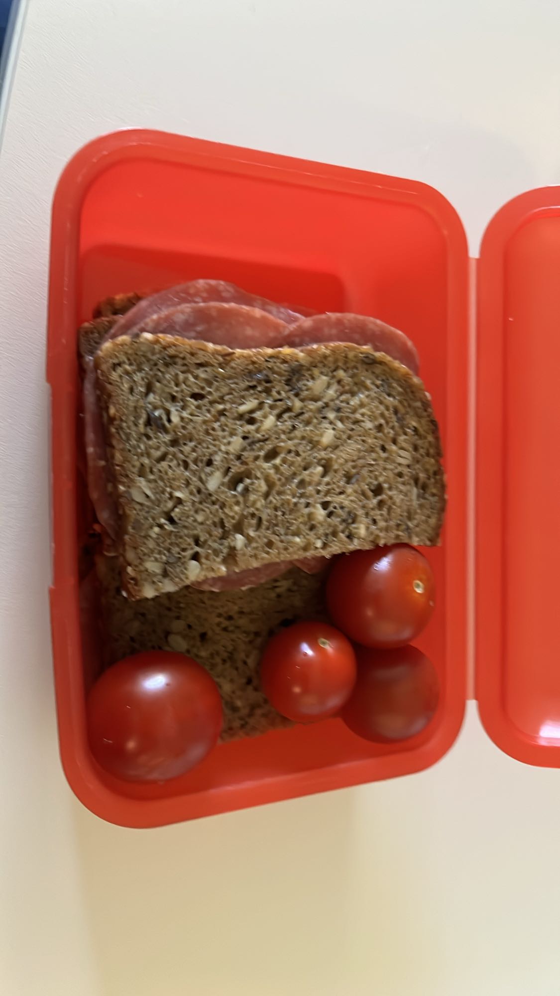Vollkornbrot mit Salami