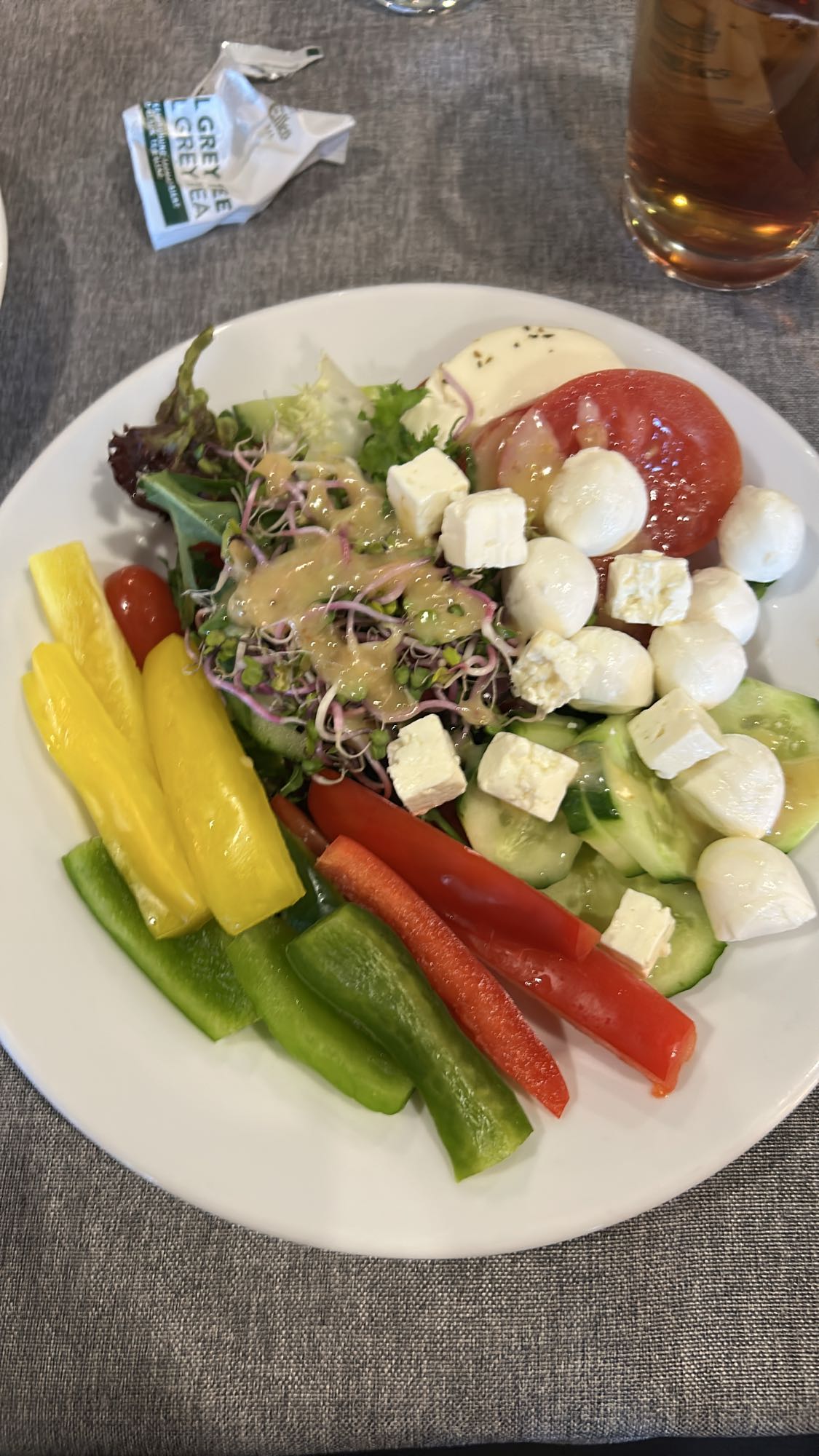 Kolorowa sałatka z serem