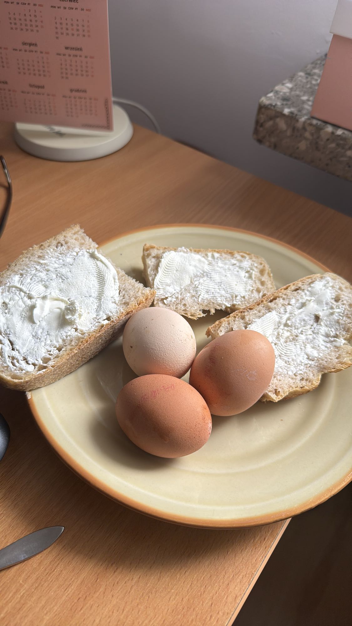 Jajka i chleb z twarożkiem