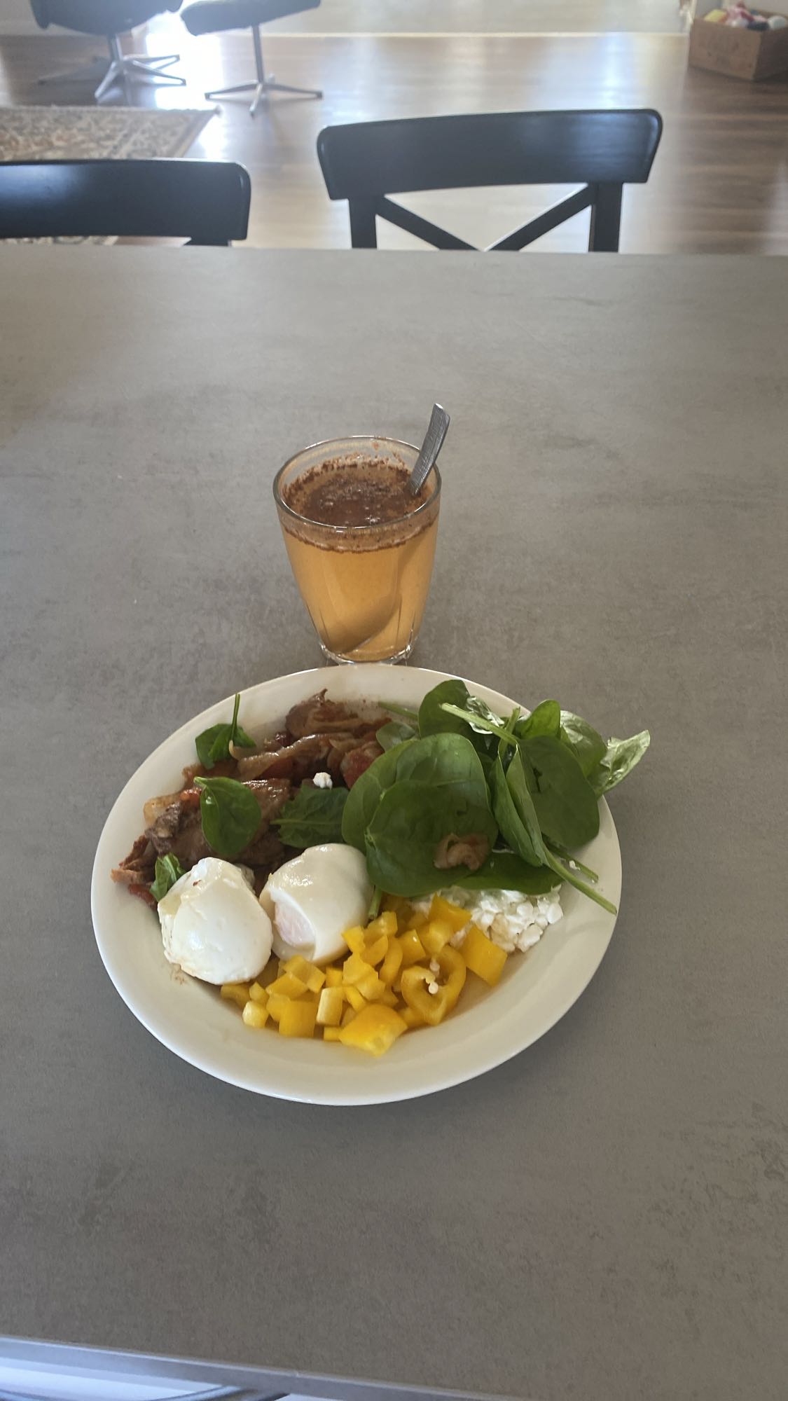 Acv vatten med kanel, 2 kokta ägg, keso, 125 g skinka, paprika, spenat och lök