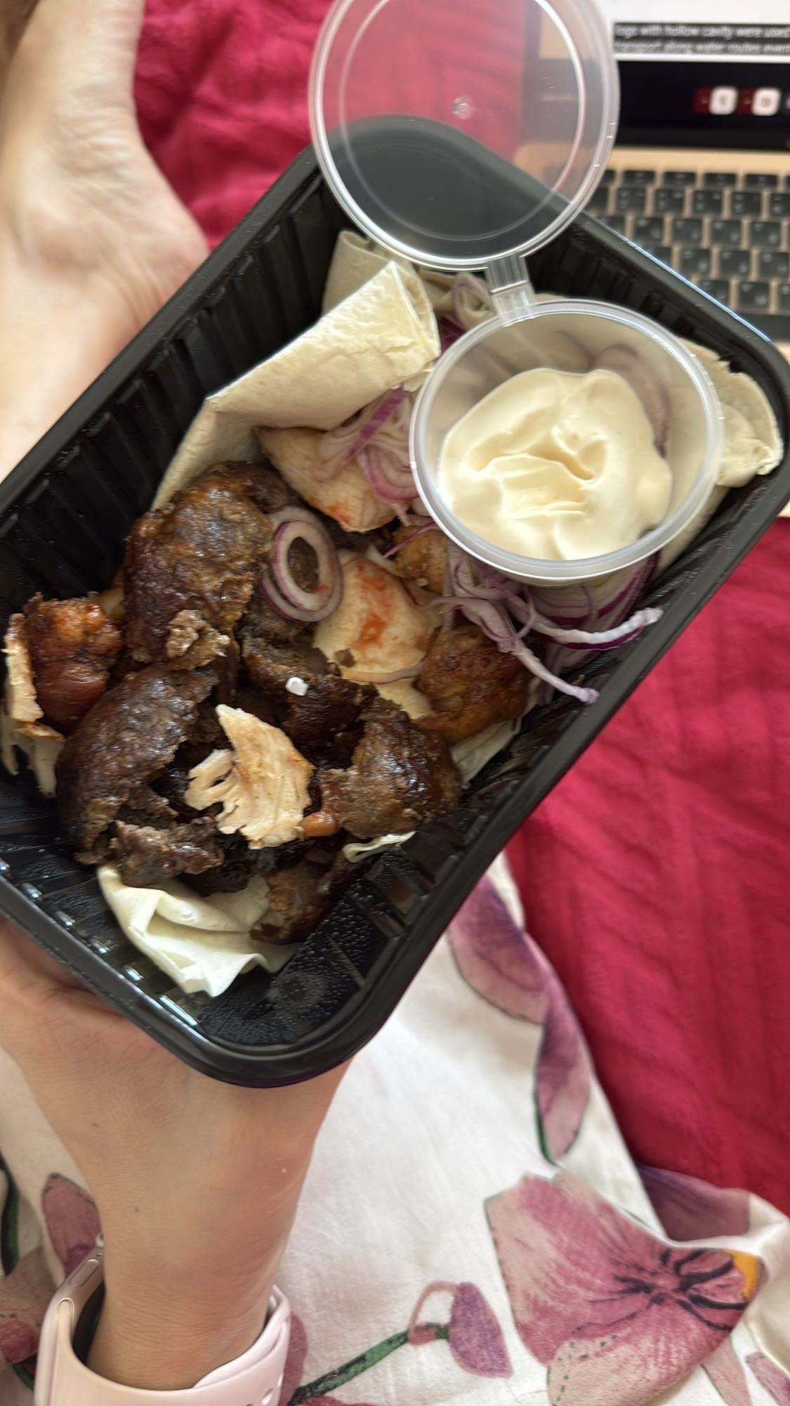 Шаурма с мясом и соусом