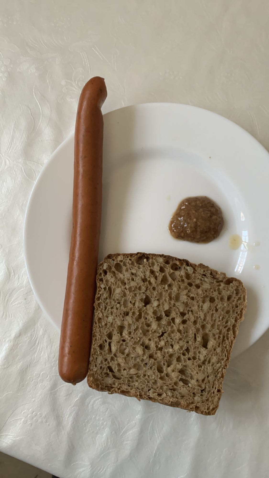 Wurst mit Brot und Senf