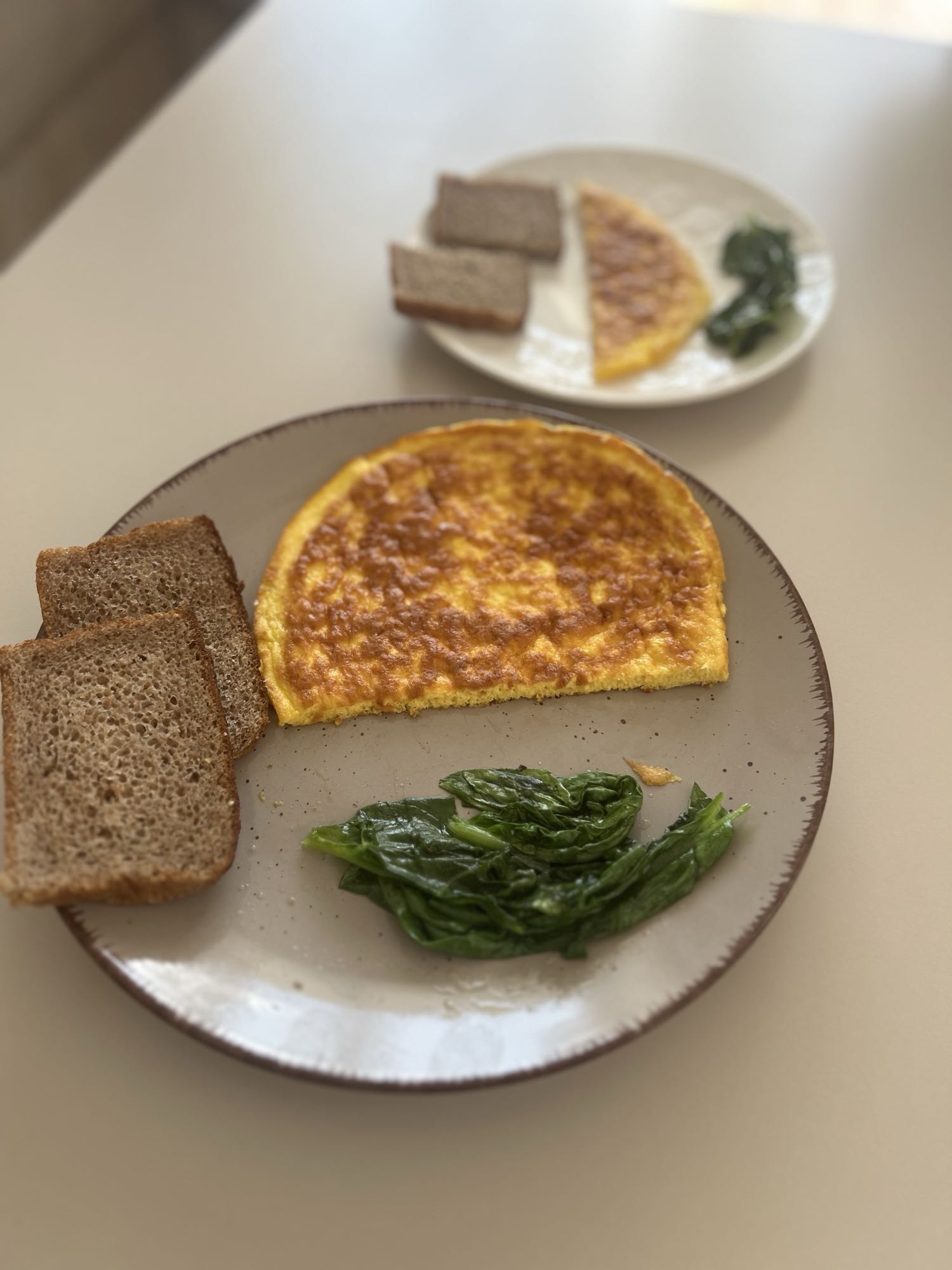 Omlet z chlebem i szpinakiem