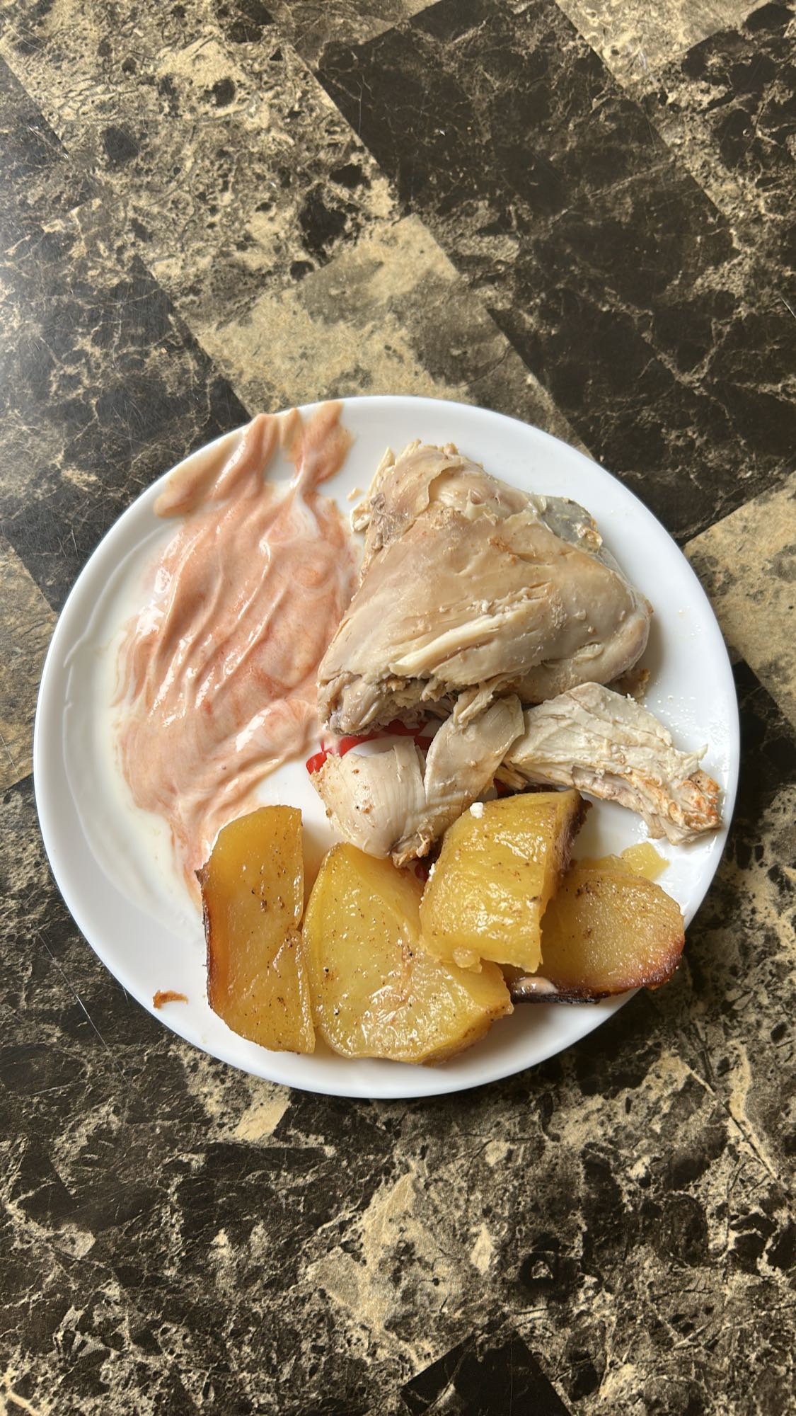 Курица с картофелем и соусом