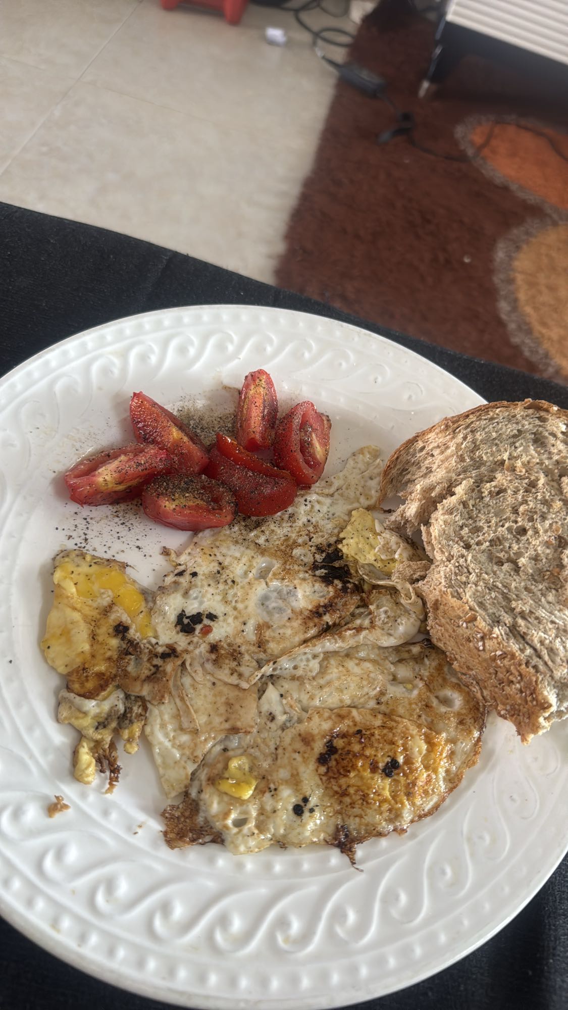 Eggs, toast, tomatoes