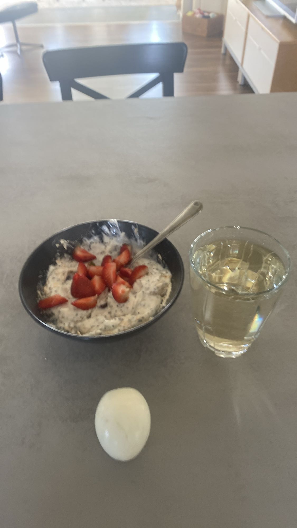 Kvarg med jordgubbar, chiafrön, vindruvor, ägg & proteinpulver