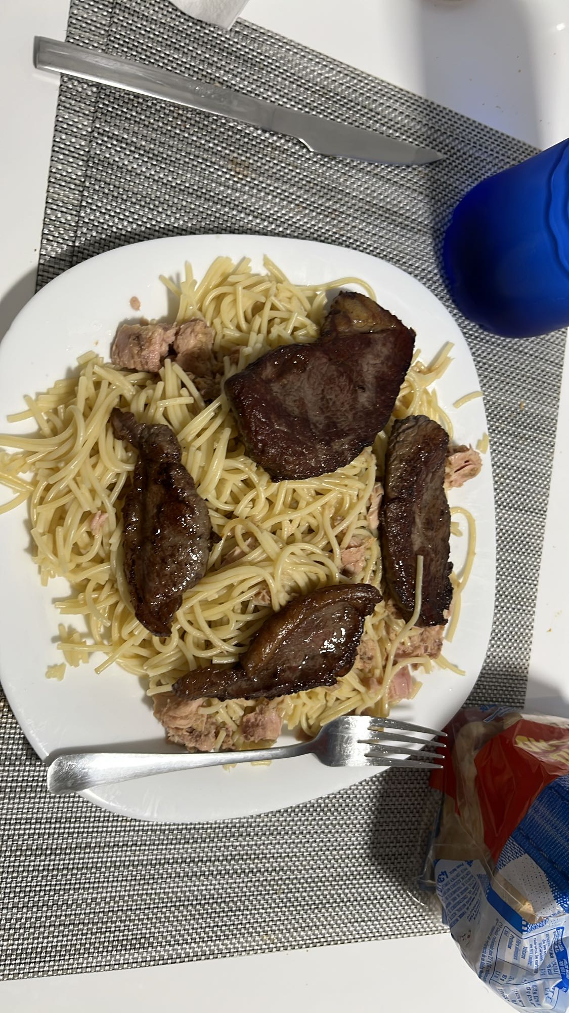 Pasta con carne y atún