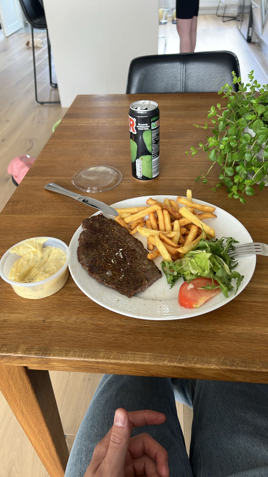 Biff med pommes och sås