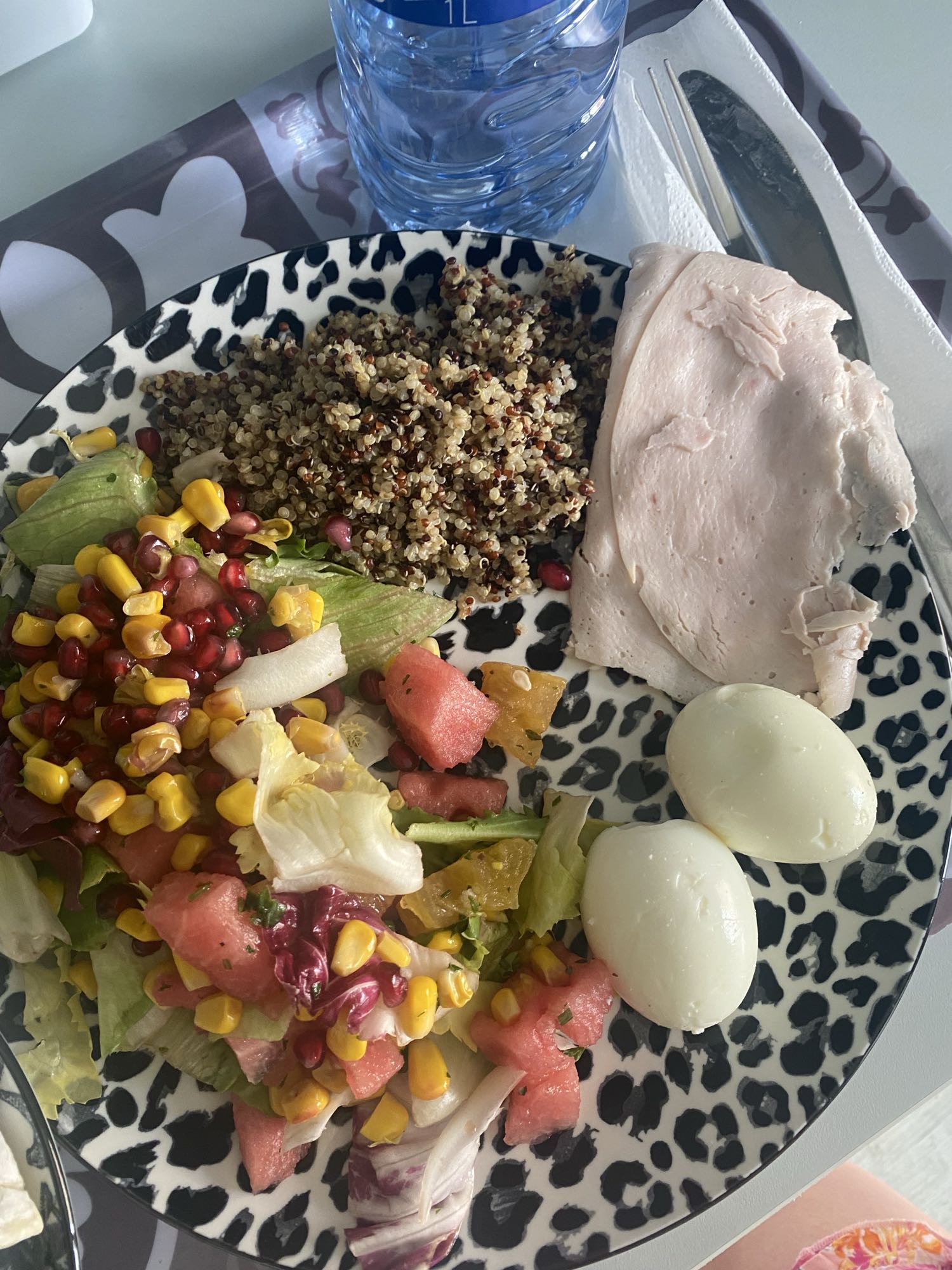 Assiette salade quinoa œufs