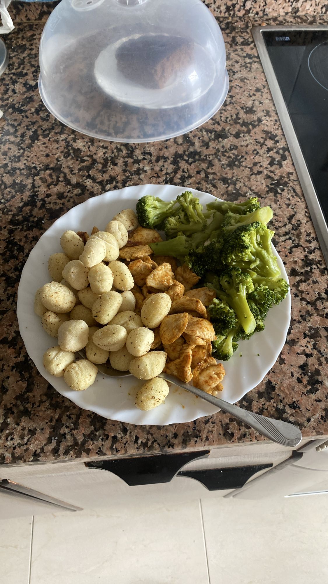 Pollo, brócoli y ñoquis