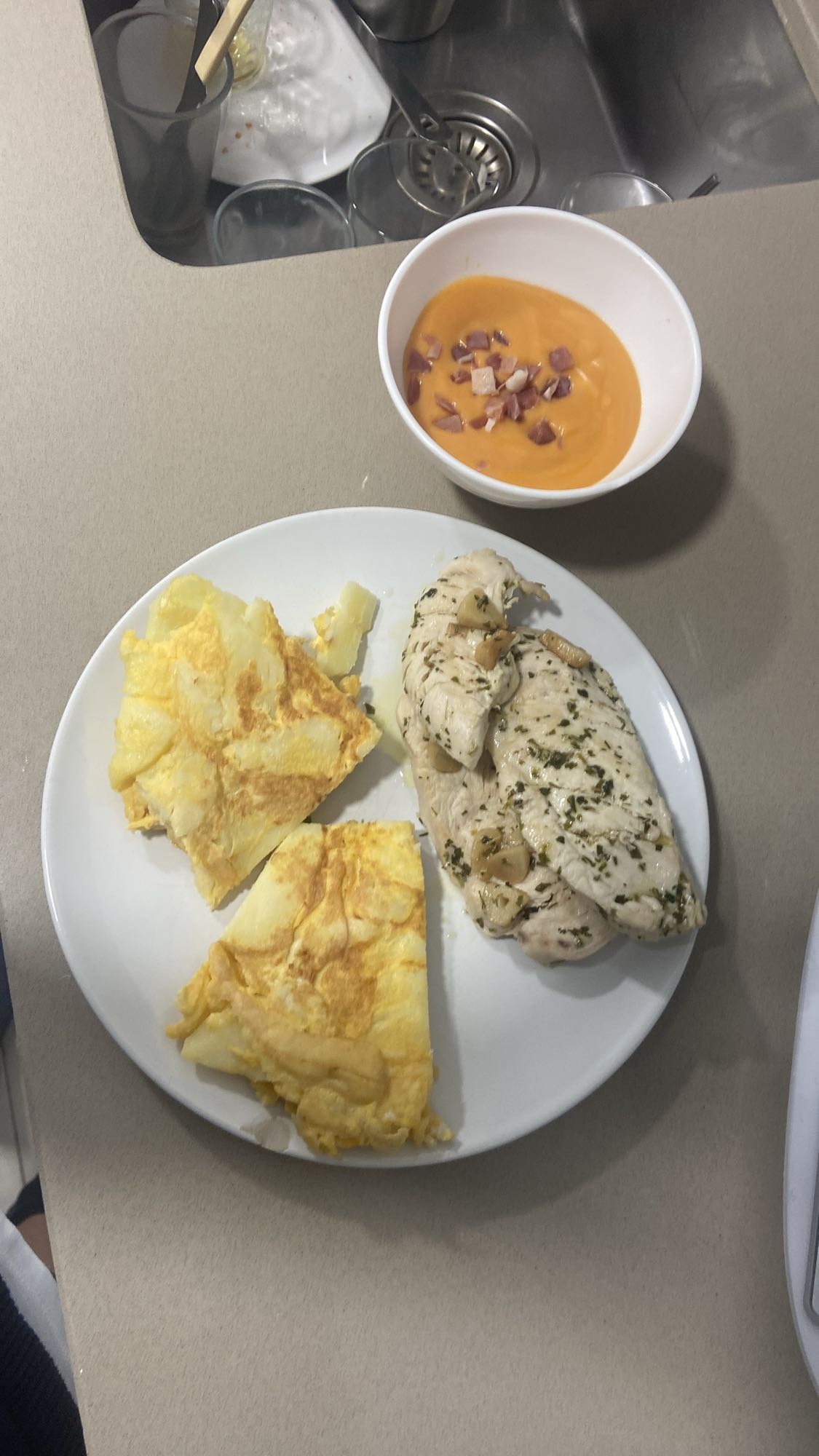 Cena con pollo y tortilla