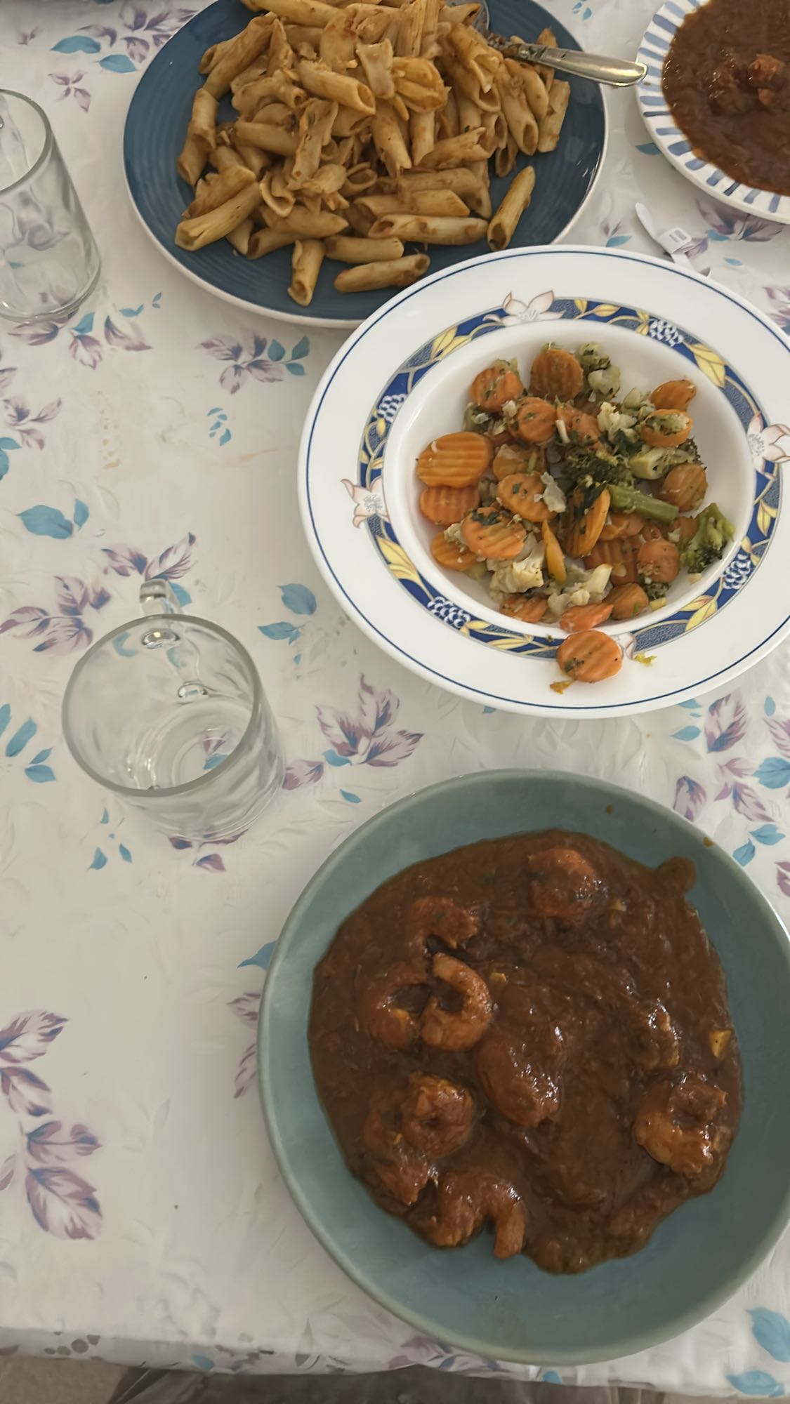 Pasta, camarones y verduras