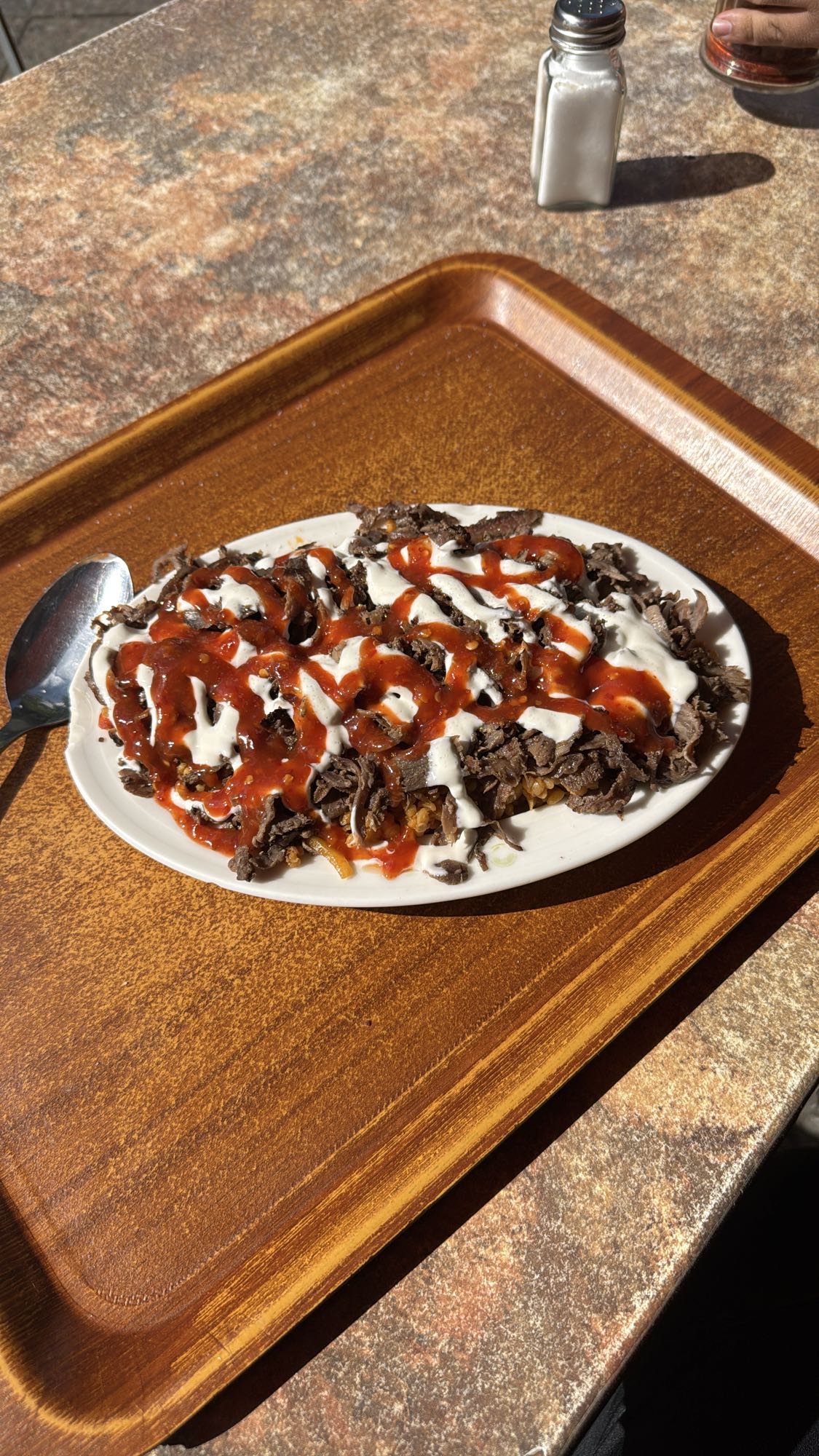 Steakfleisch über Bulgur mit Sesamsoße und scharfer Soße