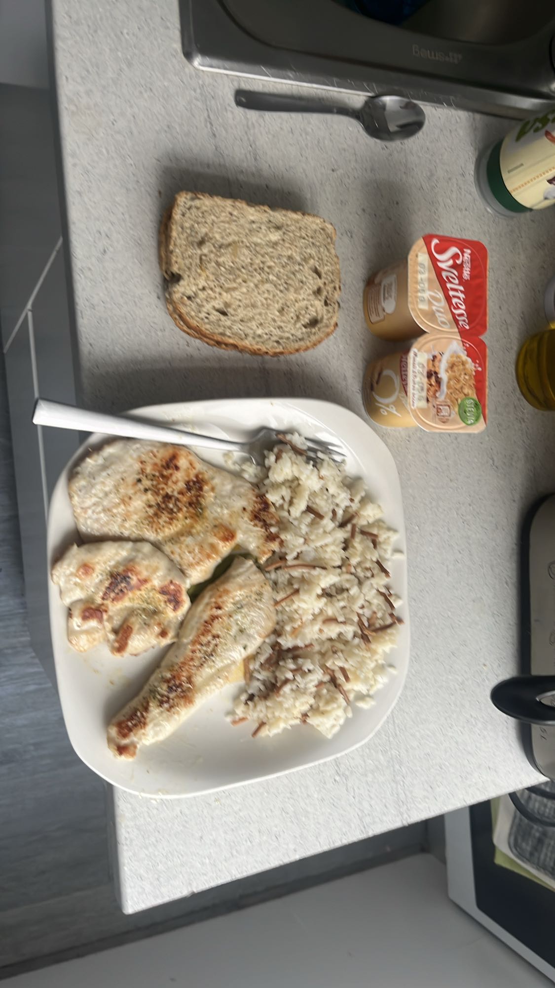 Pollo con arroz y pan