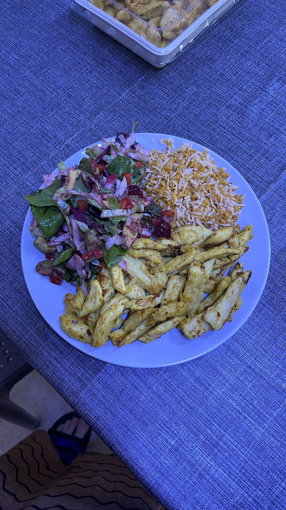 Kyckling med ris och sallad