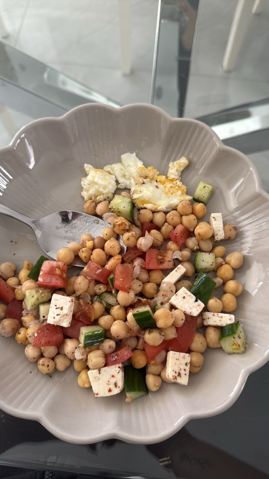 Kikärtssallad med ägg