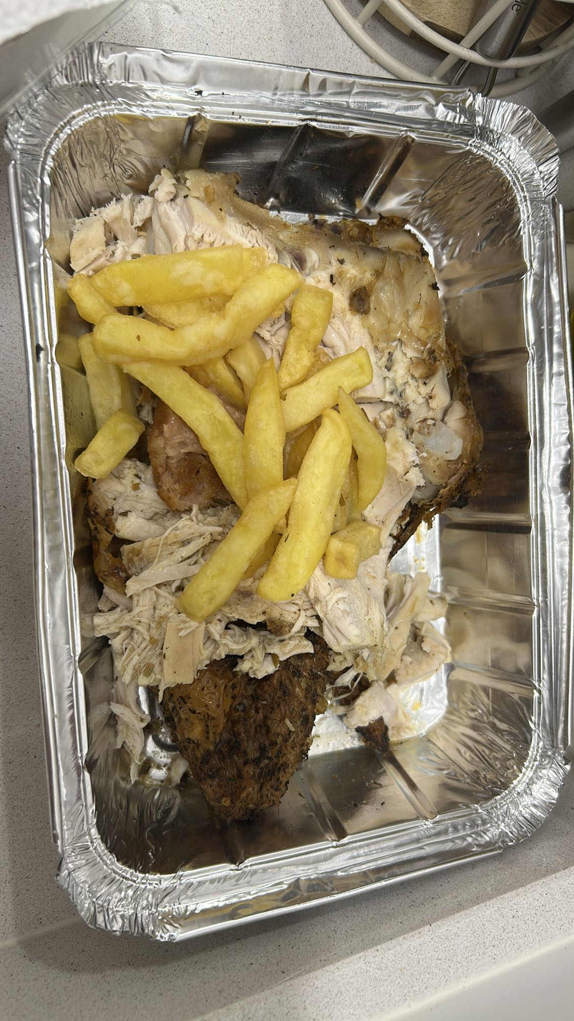 Pollo asado con papas fritas