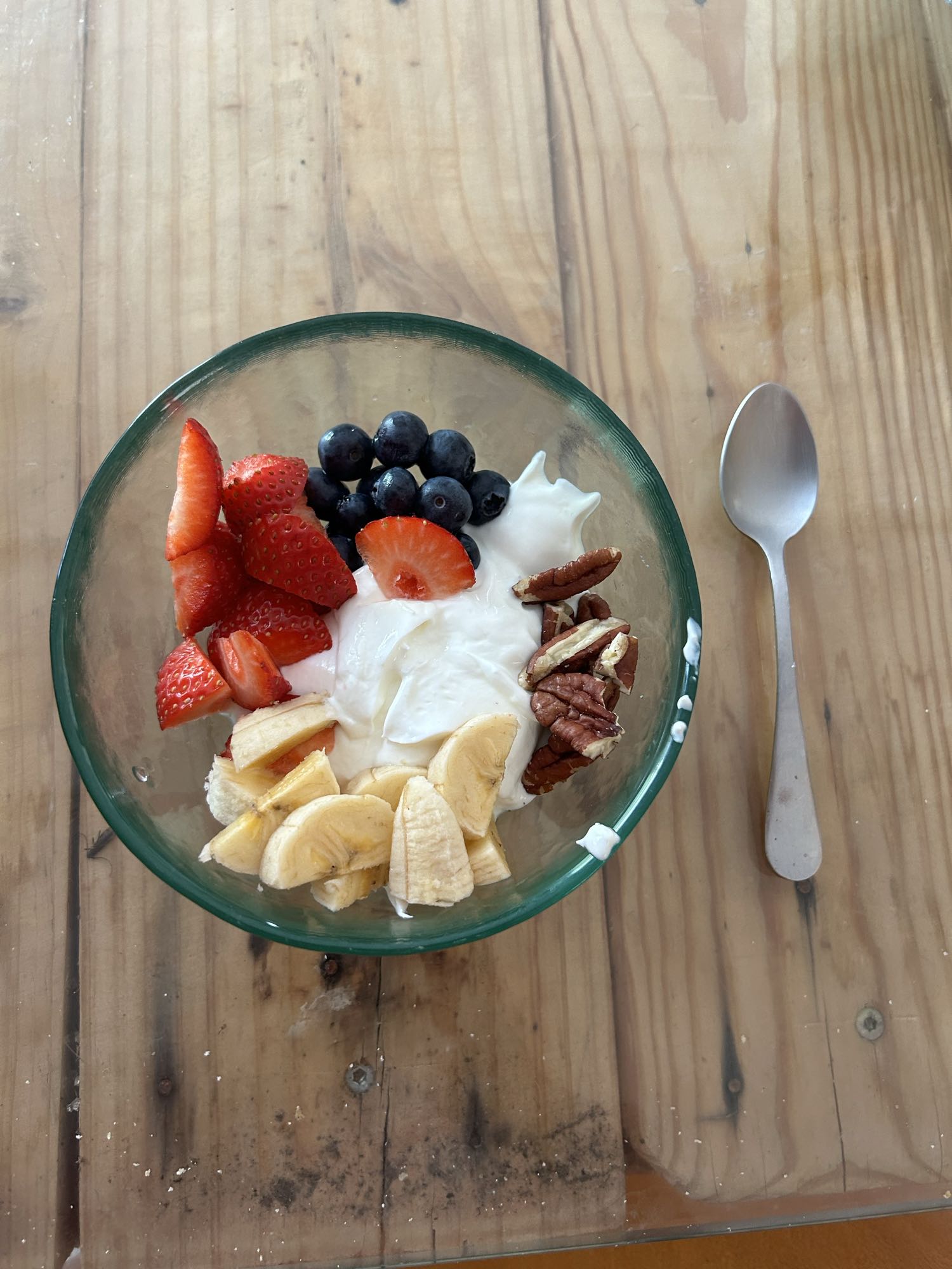 Yogur con frutas y nueces