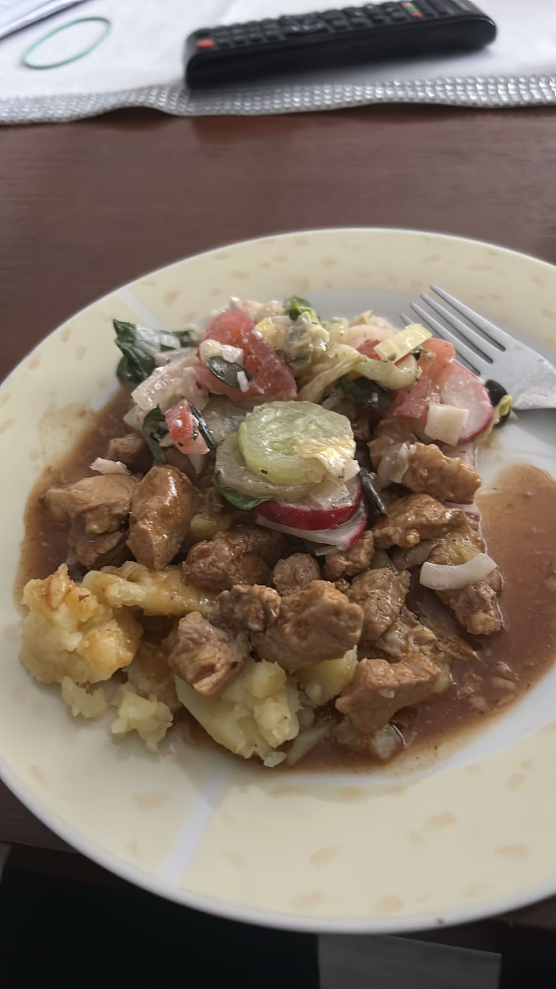 Gulasz z ziemniakami i sałatką