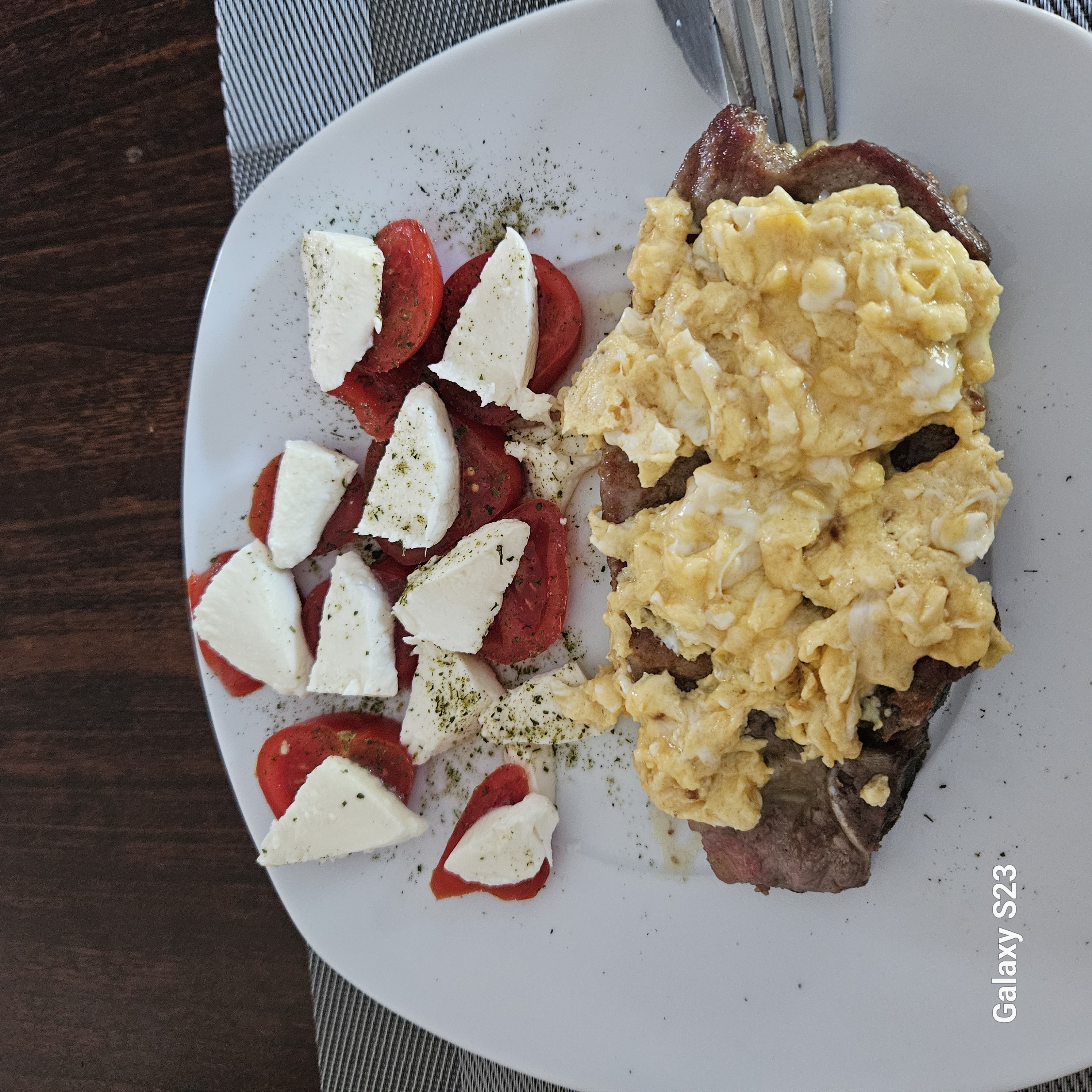 Bife com ovos e salada caprese