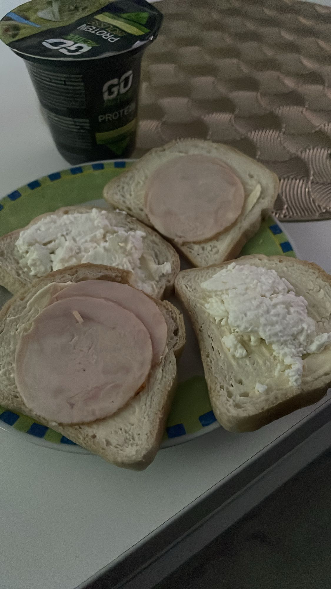 Kanapki z twarogiem i jogurt