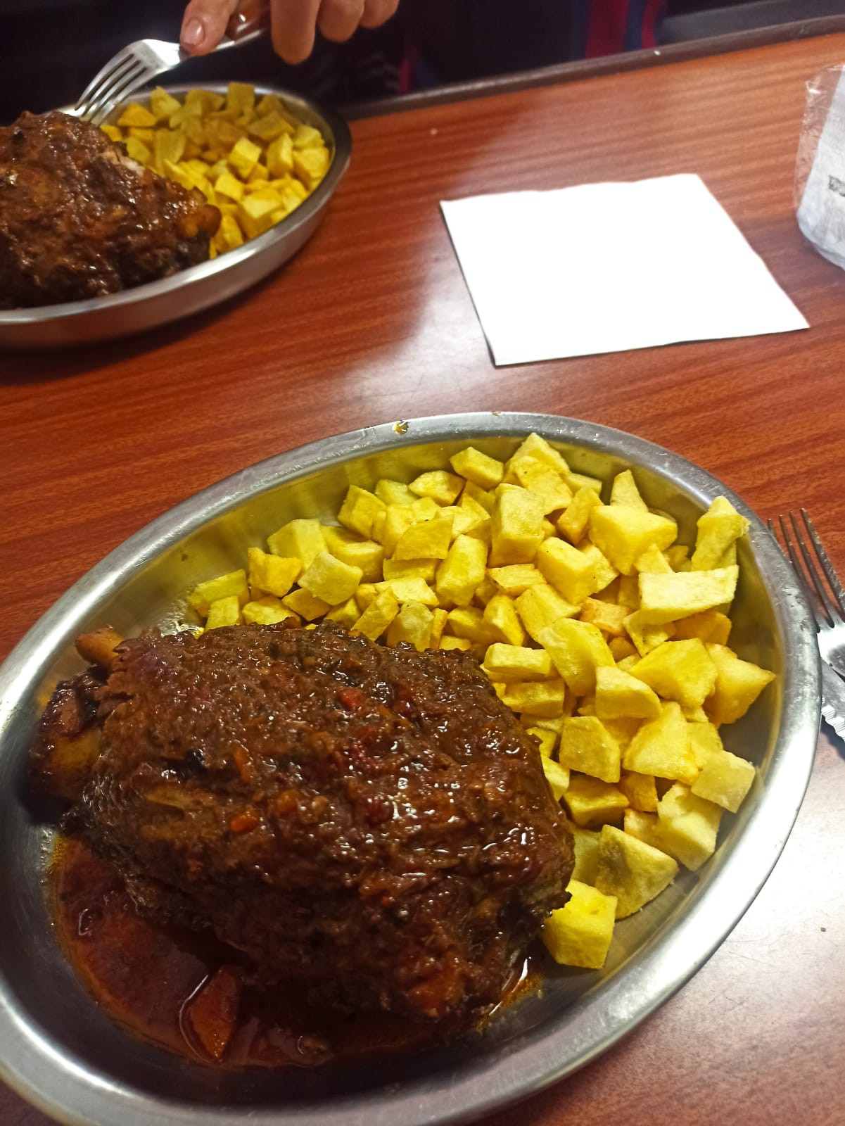 Carne guisada con papas fritas